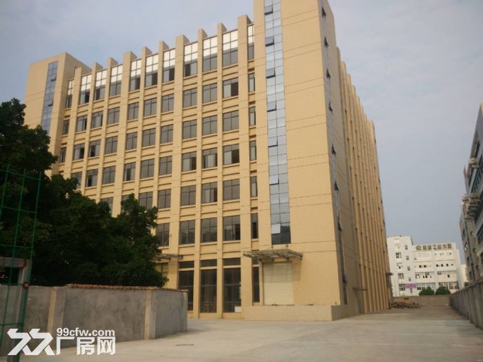 长泰钢构60000平方，华安钢构36000平方，长泰标准厂房5万平方出租